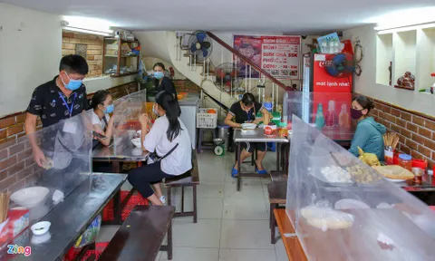 Thực khách Hà Nội được đo thân nhiệt, ngồi cách nhau 1m